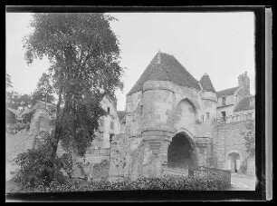 Stadttor von Laon (Dep. Aisne, Frankreich) von unten