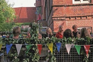 Kindervogelschießen: Umzug am Kirchberg: Orchester drr Theodor-Storm-Schule