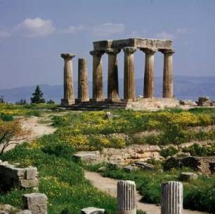 Alt-Korinth. Apollontempel. Agorá. Blick von den westlichen Läden zum Tempel