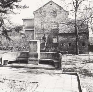 Denkmalsockel mit Bank