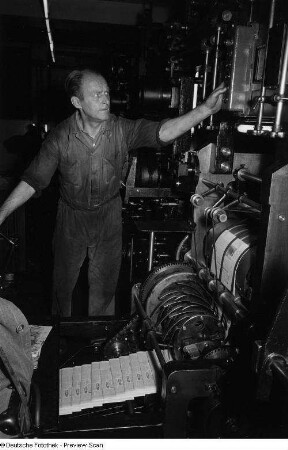 Arbeiter an einer Druckmaschine