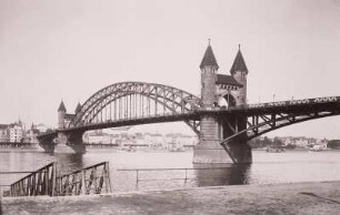 Bonn, Straßenbrücke : Bonn. Straßenbrücke über den Rhein. Stahlbogenbrücke mit aufgeständerter, angehängter Fahrbahn und Brückentürmen. Spannweite des mittleren Bogens 187 m. Schrägansicht (oberstrom)