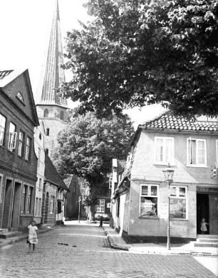 Straßenansicht mit Kirchturm im Hintergrund
