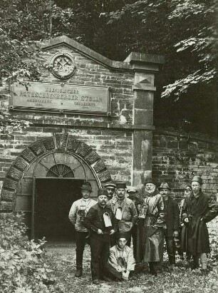 Freiberger Bergbaurevier, Inspektoren des Bergamtes vor der Befahrung des Rothschönberger Stollens