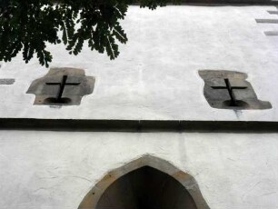 Turm von Osten - Kreuzschlitz-Schlüsselloch-Scharten im ersten Obergechoß im Fokus