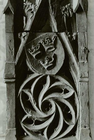 Ornamentfüllung mit Wappen (3 Kronen)