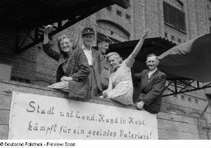 Erntehelfer auf einem Wagen