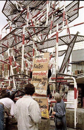 Berlin: Plastik; Sperrgitter mit Kritikplakaten am Kurfürstendamm, Ecke Joachimstaler Straße