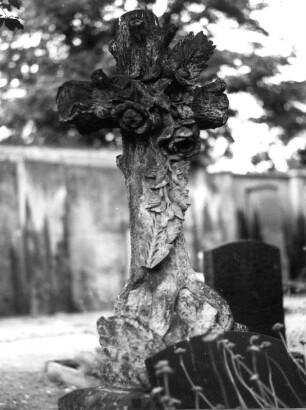 Grabmal mit rosenumranktem Kreuz : Grabmal mit rosenumranktem Kreuz. Sandstein (um 1900). Dresden-Friedrichstadt, Neuer (Äußerer) Katholischer Friedhof