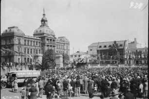 Lautsprecherwagen auf dem Church Square : Blick auf den Church Square in Pretoria beim Einzug des Gouverneurs mit Lautsprecherwagen und Personen