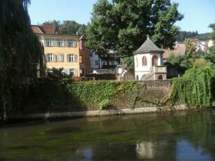 Stadtbild-Ansicht im Ostnordosten - Nagold mit Westufer-Parklandschaft mit kleinem Pavillionhäuschen (19 Jh) in Übersicht