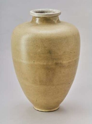 Helle Vase mit kurzem Hals
