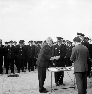 Kreisschlauchpflegerei (Kreisfeuerwehrzentrale) Stormarn: Nütschau: Einweihung: Ministerialdirigent Karl Kujaht verleiht Brandschutz-Ehrenzeichen