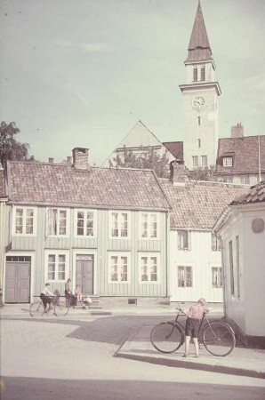 Straßenbild in einer Kleinstadt. Blick zur Kirche