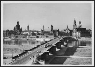 Dresden mit Augustusbrücke : Dresden-Altstadt. Blick von der Neustädter Wache (Blockhaus) über die Augustusbrücke auf die Silhouette der Dresdner Altstadt