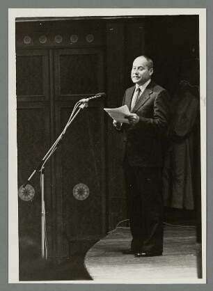 Prof. Gerd Schönfelder : Portrait des Intendanten Prof. Gerd Schönfelder bei der Laudation für den Eislerpreis 1979 in der Volksbühne Berlin