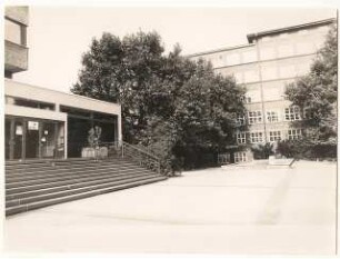 Rathaus, Berlin-Wedding: Eingang und Vorplatz