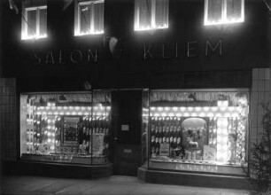 Roßwein, Dresdener Straße 22. Wohnhaus mit Laden (Friseursalon Kliem). Laden mit Dekoration zum Schulfest 1959
