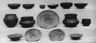 Krüge und Schalen