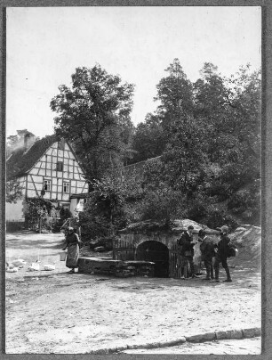 Schönburg. Wanderer an der Quelle