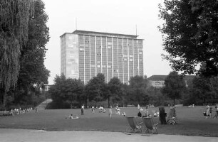Berlin: Haus des Bausenators am Fehrbelliner Platz; mit Liegewiese im Preußenpark