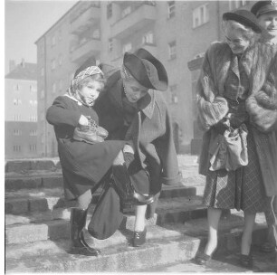 Berlin-Neukölln. Verteilung einer Schuhspende aus den USA. Rechts die gefeierte Sopranistin Martha Musial der Städtischen Oper Berlin