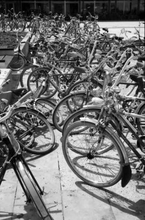 Freiburg: Fahrräder vor der Staudinger-Schule
