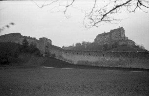 Burghausen: Blick auf die Burganlage von der Straße