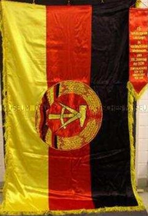 Ehrenbanner mit Fahnenschleife des ZK der SED und des Ministerrates zum 20. Jahrestag der DDR