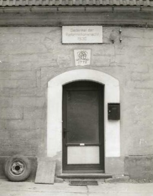 Dippoldiswalde, Altenberger Straße 40. Gutshof, ehemaliges Vorwerk Wolframsdorf (18. Jahrhundert, 1778). Gesindehaus. Portal mit Baujahr und Monogramm sowie Tafel "Gedenket der Reformationsnacht 1930"