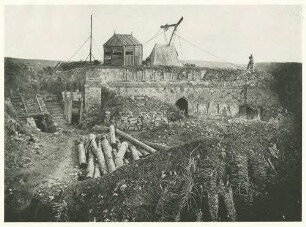 Druckschriftliche Fotoreportage zum Krimkrieg und Reisestationen des Fotografen: Fundamente der nach Erstürmung am 08.09.1855 zerstörten Schanze Malakoff, dort errichtetes Telegrafenhaus und französischer Soldat auf Wache