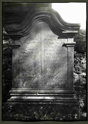 alter Friedhof. Grabstein der Familie Kuhn, 18. Jh.