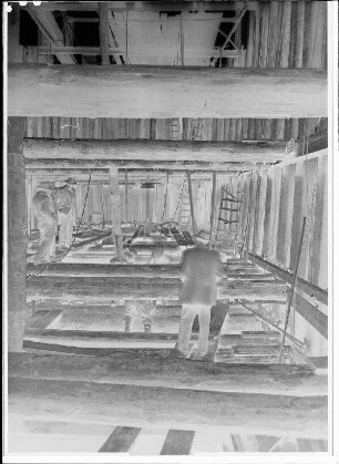 Staustufe Schweinfurt. Straßenbrücke. Pfeiler 1, Einbringen des Pumbetons für das Fundament.
