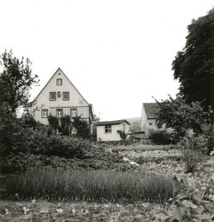 Stadt Wehlen, Buschholzstraße 10. Zweiseithof (um 1850). Ansicht mit Gartenhäusschen über den Gemüsegarten