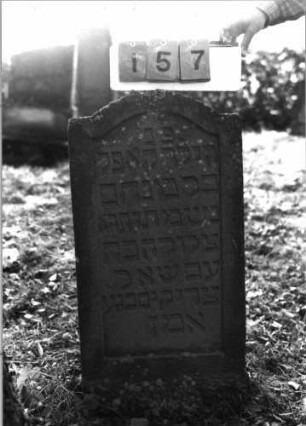 Grabstein 157 (Index: 99795674) Maße HxBxT: 90x46x9 cm Besonderheit: Kindergrab: Grabstein 157