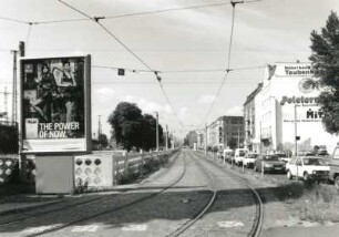 Dresden-Friedrichstadt. Weißeritzstraße. Blick von Höhe Maxstraße entlang der Straßenbahngleise nach Südwesten
