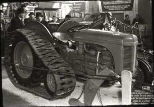 Schlepper Ferguson mit Kufen und Zusatzraupe