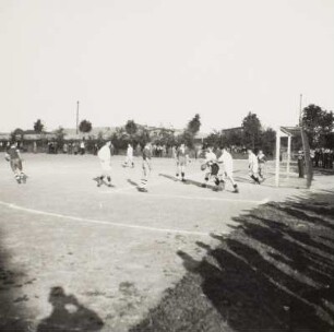 Fußballfeld mit Zuschauern während eines Fußballspiels