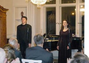 Soiree "Bertrand Roth und sein Dresdener-Musiksalon", die am 11. Januar 2004 in Roths schweizerischem Geburtsort Degersheim (Kanton St. Gallen) Premiere hatte; Stefan Eder (Pianist), Franziska Dillner (Mezzosopranistin)