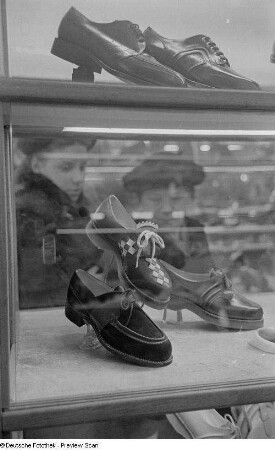 Vitrine mit Schuhmodellen