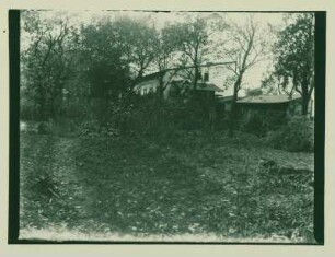 Blick durch den Garten auf Haus und Schuppen