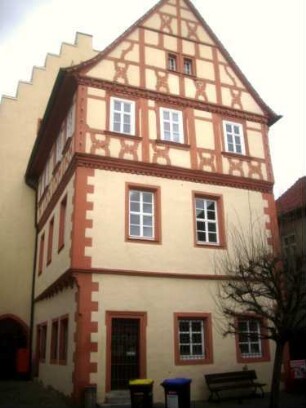 Stadtbild-Altes Rathaus-Anbau (Jahr 1582) in Fachwerk und (Obergeschoß und Dach) auf gemauerten Geschossen