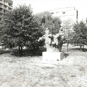 Cottbus. Brunschwig-Park (Rest des ehemaligen Gutsparkes am Haus Brunschwig, Lieberoser Straße 12). Ansicht mit Freiplastik "Reiter"