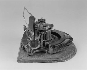 Typenschiffchenschreibmaschine "Hammond" (Modell 3). Vorderanschlag (sofort sichtbare Schrift), Idealtastatur mit 30 Tasten, Farbband. Seitenansicht von links oben : Typenschiffchenschreibmaschine "Hammond" (Modell 3). Vorderanschlag (sofort sichtbare Schrift), Idealtastatur mit 30 Tasten, Farbband. Seitenansicht von links oben. Baujahr: ab 1880; Hersteller: Hammond Typewriter Co. New York; Verwalter: Sächsische Landesbibliothek - Staats- und Universitätsbibliothek Dresden (SLUB), Stenografische Sammlung, Inventar-Nummer R i 0002
