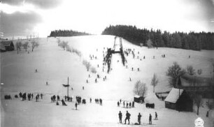 Schellerhau (Altenberg-Schellerhau). Skihang mit Sprungschanze im Unterdorf. Blick nach Westen