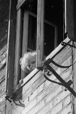 Ein kleines Kind an einem Fenster