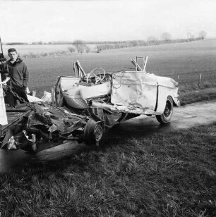B 404: bei Grabau: Verkehrsunfall: Zusammenstoß von Pkw und Omnibus: auf Fahrradweg Wrack von Unfall-Pkw "Opel Kapitän" auf Anhänger von Abschleppwagen: Mann: hinten Äcker, Knicks