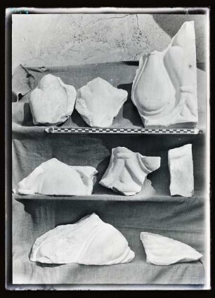 Marmor, Gips und Holz: Marmorfragmente (Ornament Nr. 135?)