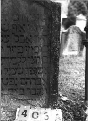 Grabstein 403 (Index: 99789391) Maße HxBxT: 127x77x9 cm Besonderheit: kulturhistorisch wertvoll / hist.-wiss. Gründe (Gemeindestellung): Grabstein 403A