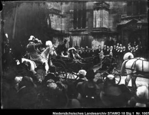 Einzug des Herzogs Ernst August zu Braunschweig-Lüneburg in Wolfenbüttel Enthält: Der Herzog und Herzogin Viktoria Luise zu Braunschweig-Lüneburg in einer Kutsche vor dem Eingang zur Hauptkirche B.M.V.